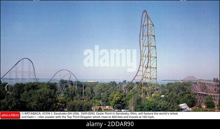 KEIN FILM, KEIN VIDEO, KEIN TV, KEIN DOKUMENTARFILM - © KRT/ABACA. 41374-1. Sandusky-OH-USA. 13/01/2003. Cedar Point in Sandusky, Ohio, wird mit der Top Thrill Dragster, die auf 420 Fuß steigt und mit 120 km/h fährt, die höchste und schnellste Achterbahn der Welt bieten. Stockfoto