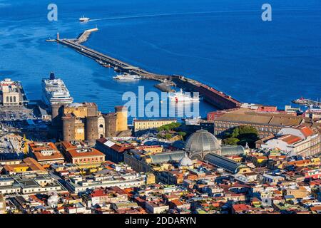 Italien, Kampanien, Neapel, Luftaufnahme von Castel Nuovo, Galleria Umberto I und Pier im Golf von Neapel Stockfoto