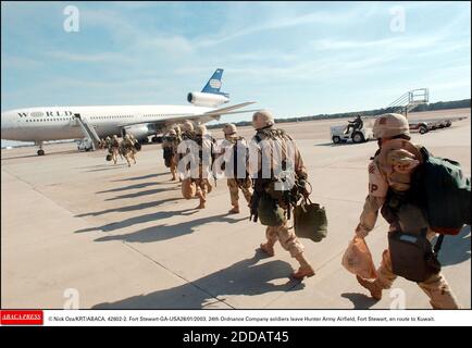 KEIN FILM, KEIN VIDEO, KEIN TV, KEIN DOKUMENTARFILM - © NICK OZA/KRT/ABACA. 42602-2. Fort Stewart-GA-USA28/01/2003. 24. Ordnance Company Soldaten verlassen Hunter Army Airfield, Fort Stewart, auf dem Weg nach Kuwait. Stockfoto