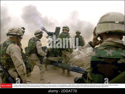 KEIN FILM, KEIN VIDEO, KEIN FERNSEHEN, KEIN DOKUMENTARFILM - © EDDIE LEDESMA/KRT/ABACA. 43127-2. Kuwait, 07/03/2002. US-Armee Soldaten des 2. Bataillons, 319th Airborne Field Artillery Regiment, 82nd Airborne, feuern eine M119 Alpha2 105mm Howitzer während Live-Feuertraining in der Kuwait-Wüste heute. Der Zweck von Stockfoto