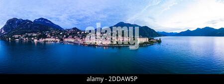 Italien, Provinz Como, Menaggio, Helikopter-Panorama des Comer Sees und Küstenstadt bei Sonnenaufgang Stockfoto