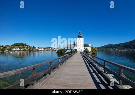 Österreich, Oberösterreich, Gmunden, klarer Sommerhimmel über die Brücke zum Schloss Ort Stockfoto