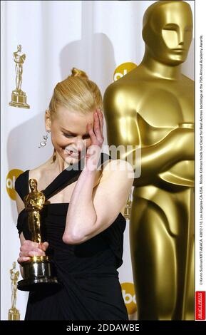 KEIN FILM, KEIN VIDEO, KEIN TV, KEIN DOKUMENTARFILM - © KEVIN SULLIVAN/KRT/ABACA. 43812-110. Los Angeles-CA-USA. 23/03/03. Nicole Kidman hält ihren Oscar für die beste Schauspielerin backstage bei den 75. Annual Academy Awards. Stockfoto