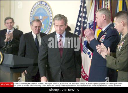 KEIN FILM, KEIN VIDEO, KEIN TV, KEIN DOKUMENTARFILM - © CHUCK KENNEDY/KRT/ABACA. 43929-3. Arlington-VA-USA, 25/03/2003. US-Präsident George W. Bush wird im Pentagon fotografiert, wo er während eines Besuchs mit Militärbeamten sprach. Links sind der stellvertretende Verteidigungsminister Paul Wolfowitz und der Sekretär von De Stockfoto