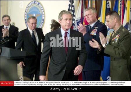 KEIN FILM, KEIN VIDEO, KEIN TV, KEIN DOKUMENTARFILM - © CHUCK KENNEDY/KRT/ABACA. 43929-2. Arlington-VA-USA, 25/03/2003. US-Präsident George W. Bush wird im Pentagon fotografiert, wo er während eines Besuchs mit Militärbeamten sprach. Links sind der stellvertretende Verteidigungsminister Paul Wolfowitz und der Sekretär von De Stockfoto