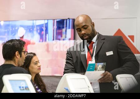 Olympic Gold Medal Judoka Teddy Riner bestätigt seine Partnerschaft mit dem Bauunternehmen Maison Pierre während einer Pressekonferenz und einer versteckten Kamera Sitzung mit Kunden während der Faire Construire Sa Maison eine Messe für Heimbau in Porte de Versailles, Paris, Frankreich, 23. September 2018. Foto von Daniel Derajinski/ABACAPRESS.COM Stockfoto