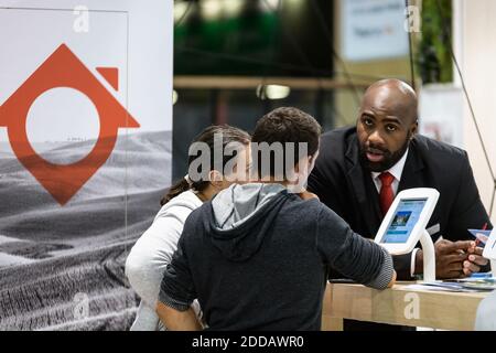 Olympic Gold Medal Judoka Teddy Riner bestätigt seine Partnerschaft mit dem Bauunternehmen Maison Pierre während einer Pressekonferenz und einer versteckten Kamera Sitzung mit Kunden während der Faire Construire Sa Maison eine Messe für Heimbau in Porte de Versailles, Paris, Frankreich, 23. September 2018. Foto von Daniel Derajinski/ABACAPRESS.COM Stockfoto