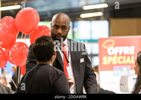 Olympic Gold Medal Judoka Teddy Riner bestätigt seine Partnerschaft mit dem Bauunternehmen Maison Pierre während einer Pressekonferenz und einer versteckten Kamera Sitzung mit Kunden während der Faire Construire Sa Maison eine Messe für Heimbau in Porte de Versailles, Paris, Frankreich, 23. September 2018. Foto von Daniel Derajinski/ABACAPRESS.COM Stockfoto