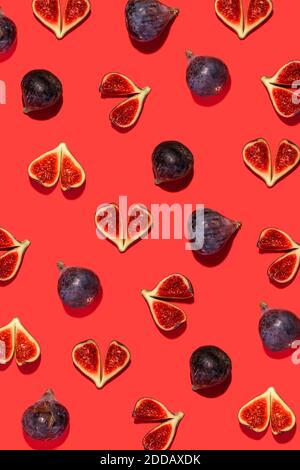 Direkt über Schuss der Feigenfrucht auf farbigem Hintergrund angeordnet Stockfoto
