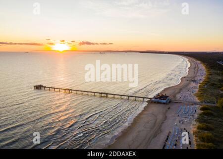 Deutschland, Mecklenburg-Vorpommern, Heringsdorf, Luftaufnahme der Küstenpier bei Sonnenaufgang Stockfoto