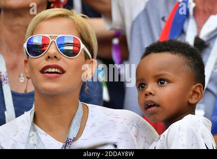 Isabelle Matuidi mit ihrem Sohn während der WM 2018, Frankreich gegen Argentinien im Kazan Arena Stadion in Kazan, Russland am 30. Juni 2018. Foto von Christian Liewig/ABACAPRESS.COM Stockfoto