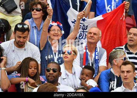 Isabelle Matuidi mit ihrem Sohn während der WM 2018, Frankreich gegen Argentinien im Kazan Arena Stadion in Kazan, Russland am 30. Juni 2018. Foto von Christian Liewig/ABACAPRESS.COM Stockfoto