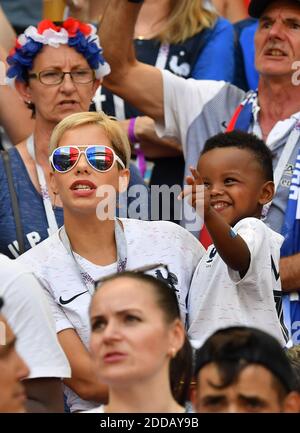 Isabelle Matuidi mit ihrem Sohn während der WM 2018, Frankreich gegen Argentinien im Kazan Arena Stadion in Kazan, Russland am 30. Juni 2018. Foto von Christian Liewig/ABACAPRESS.COM Stockfoto