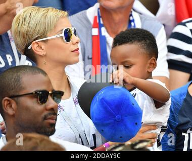 Isabelle Matuidi mit ihrem Sohn während der WM 2018, Frankreich gegen Argentinien im Kazan Arena Stadion in Kazan, Russland am 30. Juni 2018. Foto von Christian Liewig/ABACAPRESS.COM Stockfoto