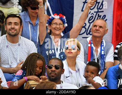 Isabelle Matuidi mit ihrem Sohn während der WM 2018, Frankreich gegen Argentinien im Kazan Arena Stadion in Kazan, Russland am 30. Juni 2018. Foto von Christian Liewig/ABACAPRESS.COM Stockfoto