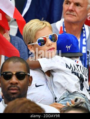 Isabelle Matuidi mit ihrem Sohn während der WM 2018, Frankreich gegen Argentinien im Kazan Arena Stadion in Kazan, Russland am 30. Juni 2018. Foto von Christian Liewig/ABACAPRESS.COM Stockfoto