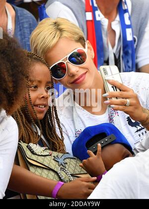 Isabelle Matuidi mit ihrem Sohn während der WM 2018, Frankreich gegen Argentinien im Kazan Arena Stadion in Kazan, Russland am 30. Juni 2018. Foto von Christian Liewig/ABACAPRESS.COM Stockfoto