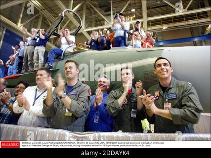 KEIN FILM, KEIN VIDEO, KEIN Fernsehen, KEIN DOKUMENTARFILM - © Robert Cohen/St. Louis Post-Dispatch/KRT/ABACA. 44734-4. St. Louis-MO-USA. 16/04/2003. Boeing Testpiloten und Produktionsmitarbeiter applaudieren Präsident George W. Bush, nicht abgebildet, während seiner Rede in der F/A-18 Super Hornet Produktionsstätte in St. Lo Stockfoto