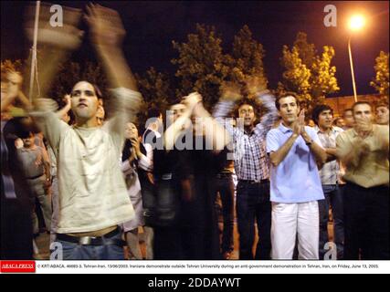 KEIN FILM, KEIN VIDEO, KEIN TV, KEIN DOKUMENTARFILM - © KRT/ABACA. 46683-3. Teheran-Iran. 13/06/2003. Iraner demonstrieren vor der Universität Teheran während einer regierungsfeindlichen Demonstration in Teheran, Iran, am Freitag, den 13. Juni 2003. Stockfoto