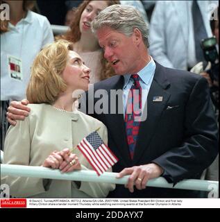 KEIN FILM, KEIN VIDEO, KEIN FERNSEHEN, KEIN DOKUMENTARFILM - © DAVID C. TURNLEY/KRT/ABACA. 46772-2. Atlanta-GA-USA. 25/07/1996. US-Präsident Bill Clinton und First Lady Hillary Clinton teilen sich am Donnerstag einen zarten Moment, während sie Schwimmveranstaltungen bei den Olympischen Sommerspielen in Atlanta beobachten. Stockfoto