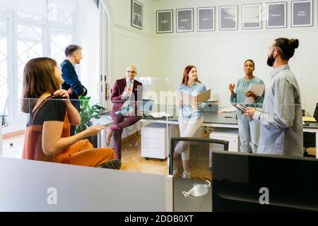 Unternehmerinnen und Unternehmer diskutieren am Arbeitsplatz über Geschäftsstrategien Stockfoto