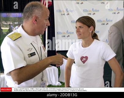 KEIN FILM, KEIN VIDEO, KEIN FERNSEHEN, KEIN DOKUMENTARFILM - © SAUL LOEB/KRT/ABACA. 47885-1. Washington-DC-USA. 21/07/2003. Chirurg General Richard Carmona, links, und WUSA Fußballstar Mia Hamm sprechen auf einer Pressekonferenz kündigt ein Get Kids in Action-Programm zur Verringerung der Fettleibigkeit. Stockfoto