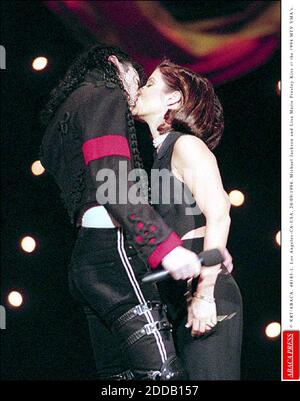 KEIN FILM, KEIN VIDEO, KEIN TV, KEIN DOKUMENTARFILM - © KRT/ABACA. 48183-1. Los Angeles-CA-USA, 20/09/1994. Michael Jackson und Lisa Marie Presley Kiss bei den 1994 MTV VMA's. Stockfoto