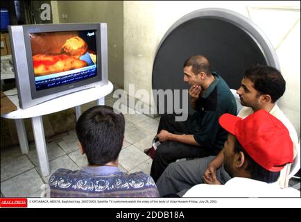 KEIN FILM, KEIN VIDEO, KEIN TV, KEIN DOKUMENTARFILM - © KRT/ABACA. 48037-8. Bagdad-Irak. 24/07/2003. Satelliten-TV-Kunden sehen das Video des Körpers von Uday Hussein Freitag, 25. Juli 2003. Stockfoto