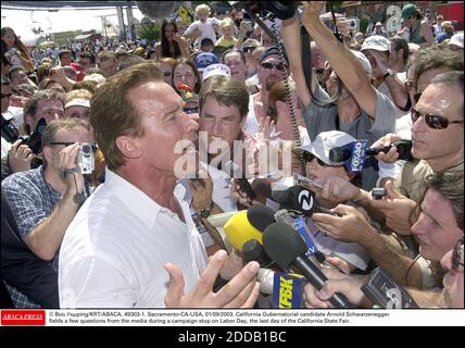 KEIN FILM, KEIN VIDEO, KEIN TV, KEIN DOKUMENTARFILM - © BOB PEPPING/KRT/ABACA. 49303-1. Sacramento-CA-USA, 01/09/2003. Kalifornien Gouverneurskandidat Arnold Schwarzenegger Felder ein paar Fragen aus den Medien während einer Kampagne stoppen am Labor Day, dem letzten Tag der California State Fair. Stockfoto