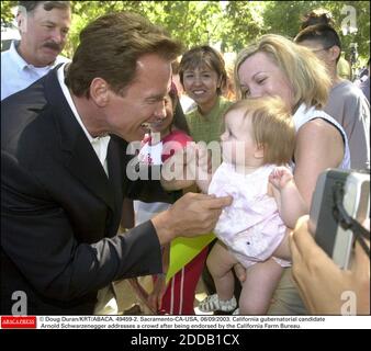 KEIN FILM, KEIN VIDEO, KEIN FERNSEHEN, KEIN DOKUMENTARFILM - © DOUG DURAN/KRT/ABACA. 49459-2. Sacramento-CA-USA, 06/09/2003. Der kalifornische Gouverneurskandidat Arnold Schwarzenegger spricht eine Menschenmenge an, nachdem er vom California Farm Bureau unterstützt wurde. Stockfoto