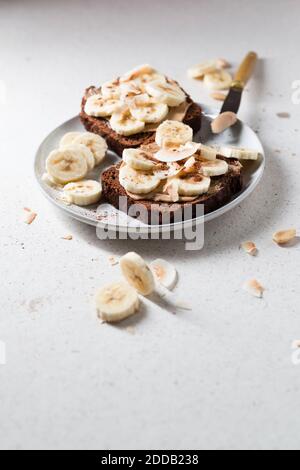 Schokoladenbrot mit Mandelcreme und Banane Stockfoto