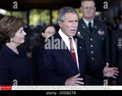 KEIN FILM, KEIN VIDEO, KEIN TV, KEIN DOKUMENTARFILM - © CHUCK KENNEDY/KRT/ABACA. 49687-2. Washington-DC-USA. 11/09/2003. Präsident George W. Bush spricht zu Reportern nach einem Besuch verletzten Soldaten im Walter Reed Army Medical Center in Washington, D.C., am Donnerstag, dem 11. September 2003. Links ist zuerst Stockfoto