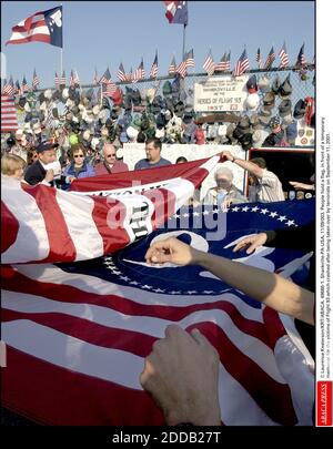 KEIN FILM, KEIN VIDEO, KEIN TV, KEIN DOKUMENTARFILM - © LAURENCE KESTERSON/KRT/ABACA. 49686-1. Shankville-PA-USA, 11/09/003. Die Menschen halten eine Flagge vor einem temporären Denkmal für die Opfer von Flug 93, der nach der Übernahme durch Terroristen am 11. September 2001 abgestürzt ist. Stockfoto