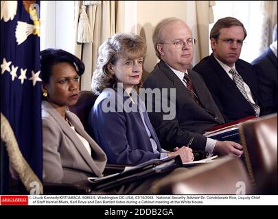 KEIN FILM, KEIN VIDEO, KEIN TV, KEIN DOKUMENTARFILM - © CHUCK KENNEDY/KRT/ABACA. 50853-5. Washington-DC-USA, 07/10/2003. Nationale Sicherheitsberaterin Dr. Condoleezza Rice, stellvertretende Stabschef Harriet Miers, Karl Rove und Dan Bartlett hören während einer Kabinettssitzung im Weißen Haus zu. Stockfoto