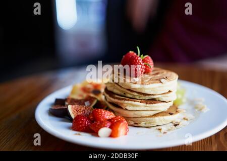 Nahaufnahme von Pfannkuchen mit Erdbeeren auf dem Teller im Café Stockfoto