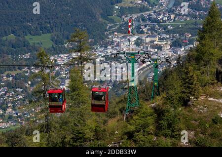 Österreich, Oberösterreich, Bad Ischl, Oberleitungsbahnen mit Alpenstadt im Hintergrund Stockfoto