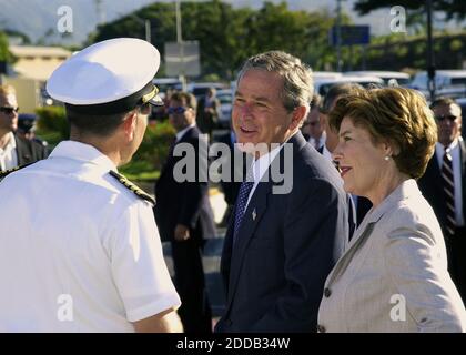 KEIN FILM, KEIN VIDEO, KEIN TV, KEIN DOKUMENTARFILM - © KEITH DEVINNEY/US NAVY/KRT/ABACA. 51701. Pearl Harbor-HI-USA, Oktober 23 2003. Präsident George W. Bush und First Lady Laura Bush werden von Kapitän Ronald R. Cox, Commander Naval Station Pearl Harbor Hawaii, während des Besuchs des Präsidenten mit vetera begrüßt Stockfoto