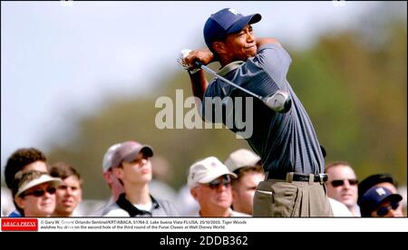 KEIN FILM, KEIN VIDEO, KEIN Fernsehen, KEIN DOKUMENTARFILM - © Gary W. Green/ Orlando Sentinel/KRT/ABACA. 51764-3. Lake buena Vista-FL-USA, 25/10/2003. Tiger Woods beobachtet seine Fahrt auf dem zweiten Loch der dritten Runde des Funal Classic in Walt Disney World. Stockfoto