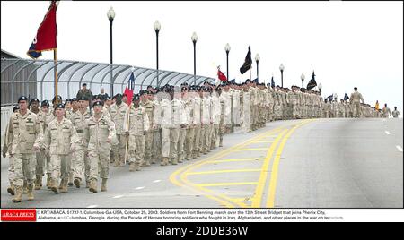 KEIN FILM, KEIN VIDEO, KEIN TV, KEIN DOKUMENTARFILM - © KRT/ABACA. 51737-1. Columbus-GA-USA, 25. Oktober 2003. Soldaten aus Fort Benning marschieren über die 13th Street Bridget, die Phenix City, Alabama, und Columbus, Georgia, während der Parade der Helden zu Ehren Soldaten, die im Irak, Afghanistan, A gekämpft Stockfoto