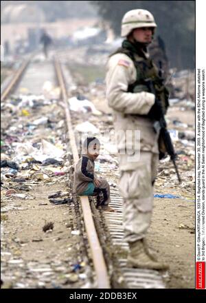 KEIN FILM, KEIN VIDEO, KEIN FERNSEHEN, KEIN DOKUMENTARFILM - © DAVID P. GILKEY/KRT/ABACA. 53310-4. Bagdad-Irak, 30. November 2003. Ein Soldat mit der 82. Airborne, der bei der 3. Brigade der 1. Panzerdivision antrat, steht während einer Waffendurchsuchung im Al Salam-Viertel von Bagdad unter Wache. Stockfoto