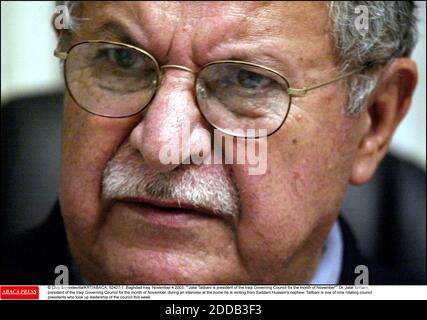 KEIN FILM, KEIN VIDEO, KEIN TV, KEIN DOKUMENTARFILM - © CHIP SOMODEVILLA/KRT/ABACA. 52427-1. Bagdad-Irak. November 2003. Jalal Talabani ist Präsident des irakischen Regierungsrates für den Monat November Dr. Jalal Talabani, Präsident des irakischen Regierungsrates für den Monat November, während einer in Stockfoto