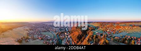 Deutschland, Bayern, Wolfratshausen, Drohne Panorama der ländlichen Stadt bei Sonnenaufgang Stockfoto