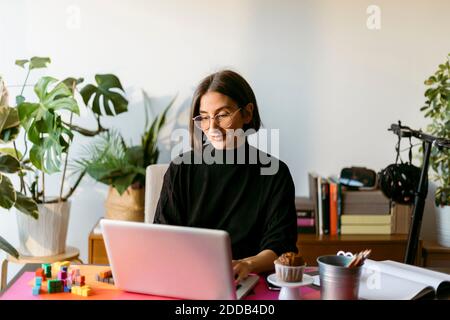 Freiberuflerin, die am Laptop zu Hause sitzt Stockfoto