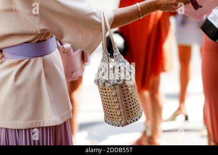 Street style, close up at Acne Herbst-Winter 2018-2019 Haute Couture Show statt Lycee Camille See, in Paris, Frankreich, am 1. Juli 2018. Foto von Marie-Paola Bertrand-Hillion/ABACAPRESS.COM Stockfoto