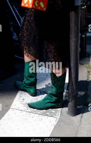 Street style, close up at Acne Herbst-Winter 2018-2019 Haute Couture Show statt Lycee Camille See, in Paris, Frankreich, am 1. Juli 2018. Foto von Marie-Paola Bertrand-Hillion/ABACAPRESS.COM Stockfoto