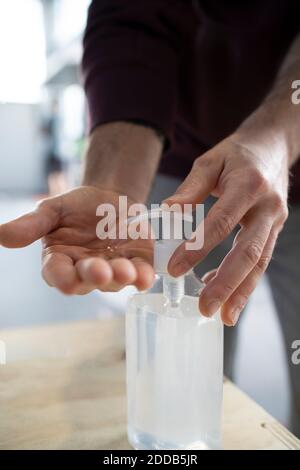 Nahaufnahme des Mannes, der die Hand mit Desinfektionsmittel wascht Stockfoto