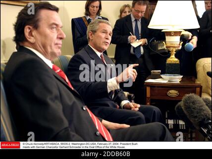 KEIN FILM, KEIN VIDEO, KEIN TV, KEIN DOKUMENTARFILM - © CHUCK KENNEDY/KRT/ABACA. 56535-2. Washington-DC-USA, 27. Februar 2004. Präsident Bush trifft sich mit Bundeskanzler Gerhard Schröder im Oval Office des Weißen Hauses. Stockfoto