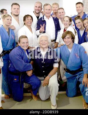 KEIN FILM, KEIN VIDEO, KEIN Fernsehen, KEIN DOKUMENTARFILM - der ehemalige Präsident George Bush spielt auf einem Gruppenfoto mit dem Judo-Team und seiner Frau Barbara am American College of Greece Freitag, den 13. August 2004. Foto von Ron Cortes/Philadelphia Inquierer/KRT/ABACA. Stockfoto