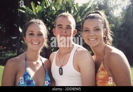 KEIN FILM, KEIN VIDEO, KEIN Fernsehen, KEINE DOKUMENTATION - Undatiertes Bild von Lance CPL. Kyle Crowley wird bei seinem Junior-Abschlussball mit Freundin Trisha Johnson, links, und seiner Schwester Carrie während einer Reise nach Hawaii die Weihnachten gezeigt, bevor er in den Irak eingesetzt. Crowley war einer der Marines of Echo Company, 2. Bataillon, 4. Marines, die im April 2004 bei Kämpfen in Ramadi, Irak, getötet wurden. Foto mit freundlicher Genehmigung von Crowley Family/Contra Costa Times/KRT/ABACA. Stockfoto