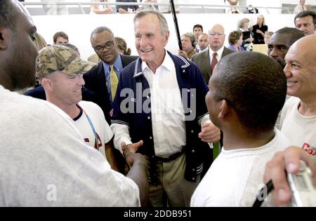 KEIN FILM, KEIN VIDEO, KEIN Fernsehen, KEIN DOKUMENTARFILM - der ehemalige Präsident George Bush spricht mit US-Athleten beim Training am American College of Greece Freitag, 13. August 2004. Foto von Ron Cortes/Philadelphia Inquierer/KRT/ABACA. Stockfoto